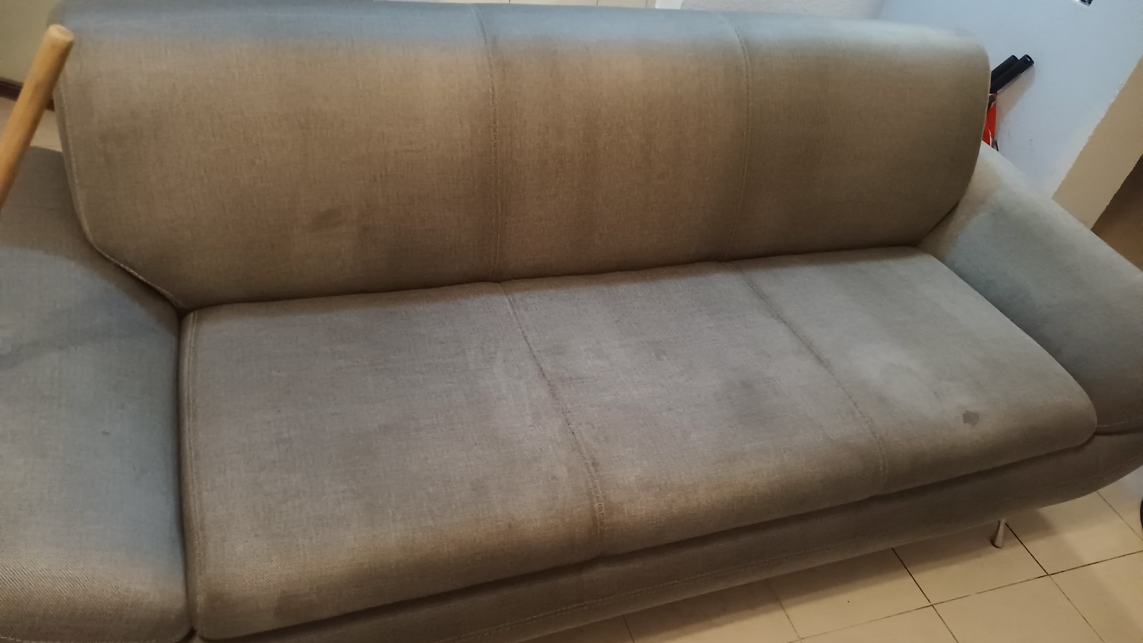 La misma sala gris después del servicio de limpieza de Clean Makers.