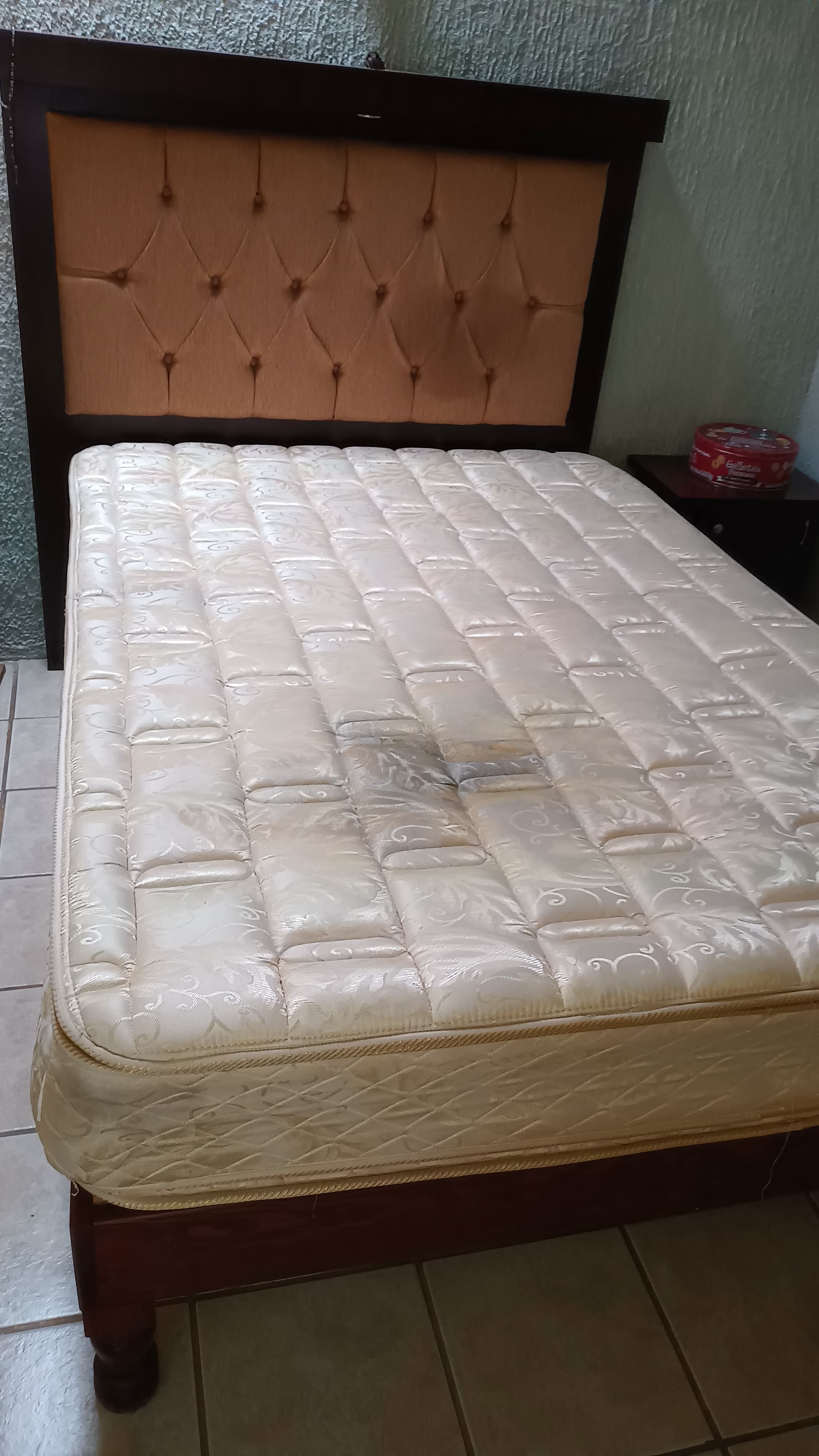 Colchón con una zona manchada antes del servicio de limpieza de Clean Makers.