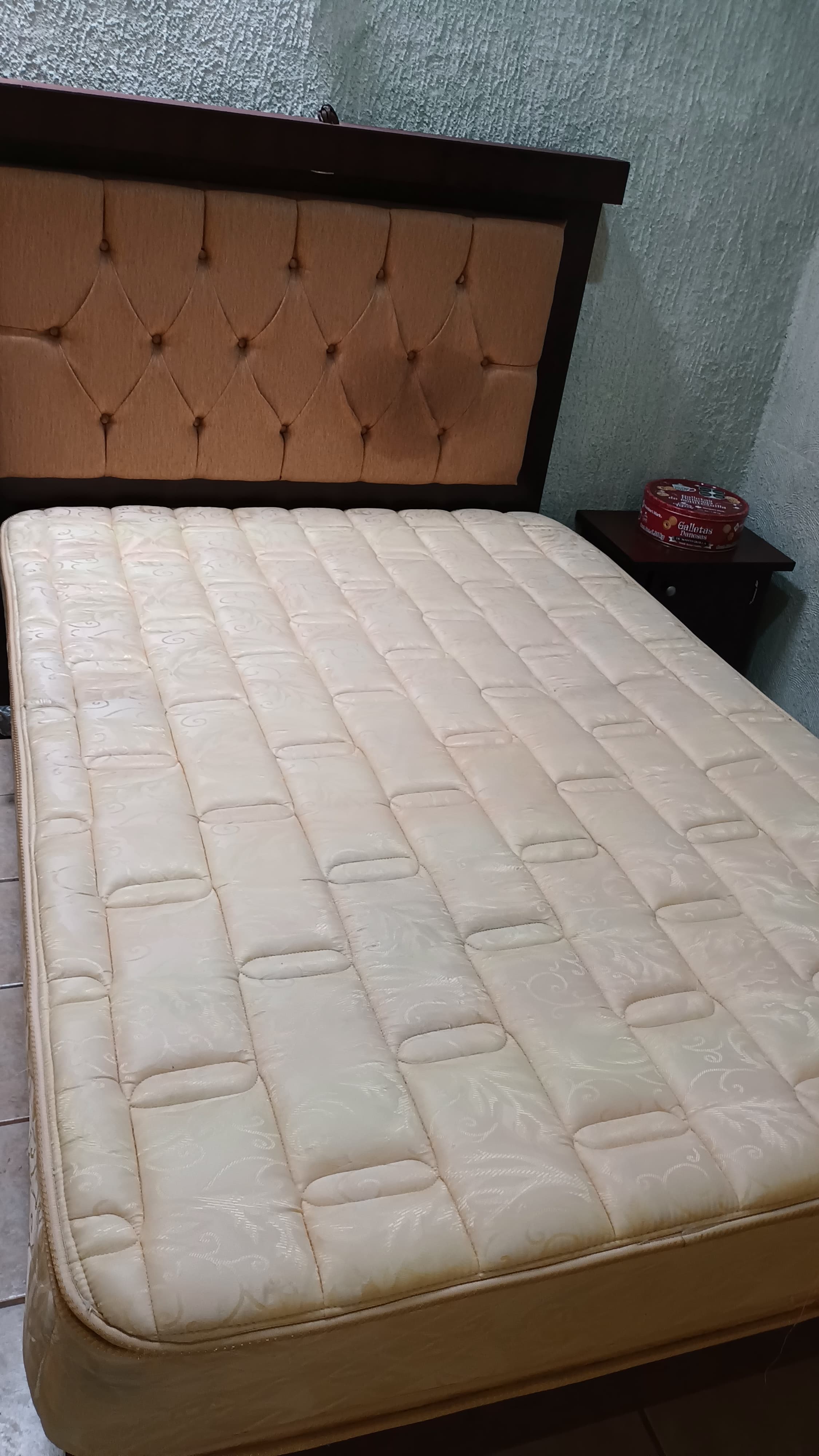 El mismo colchón después del servicio de limpieza de Clean Makers.